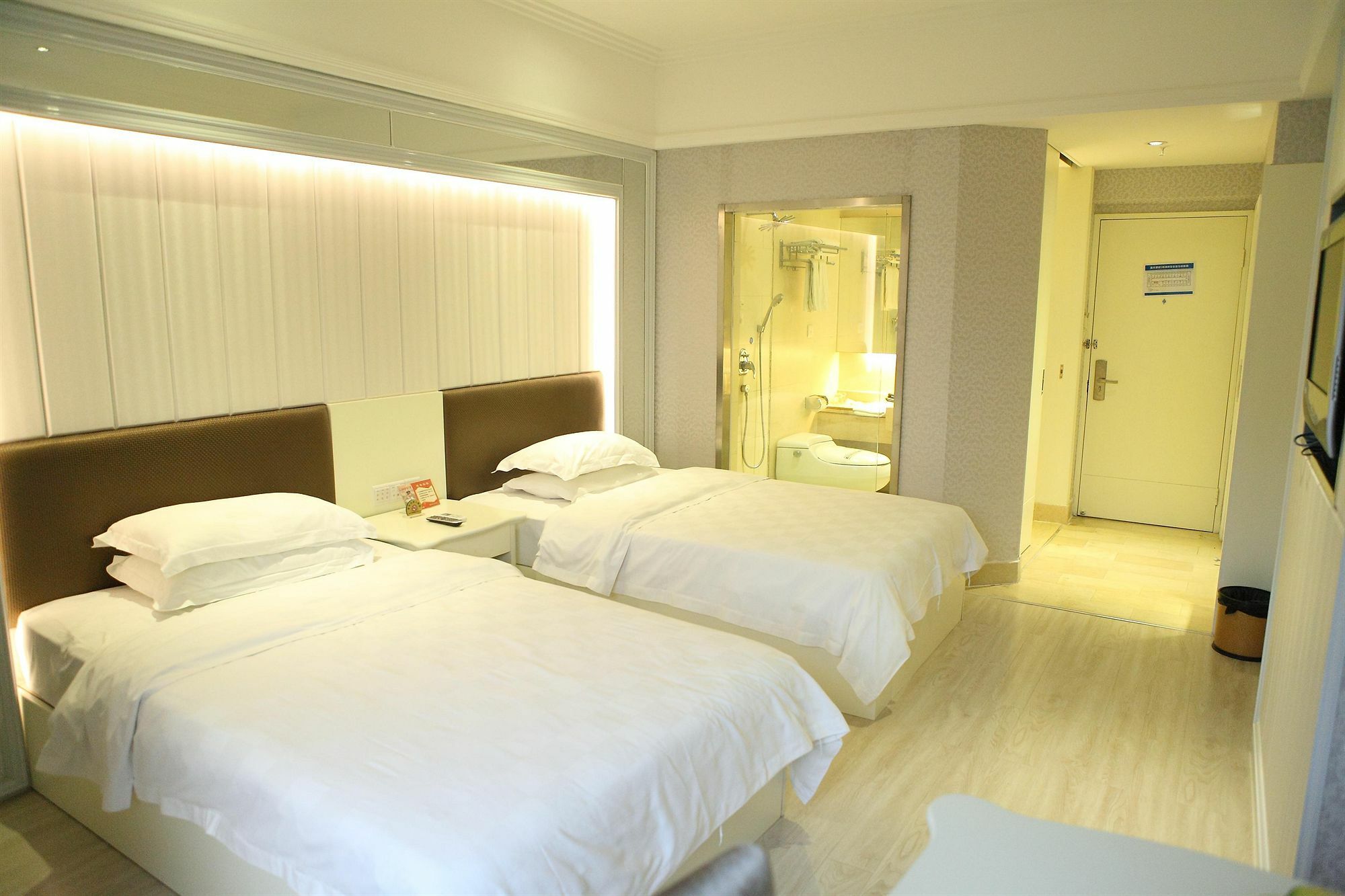 Bluesky Hotel Canton Extérieur photo