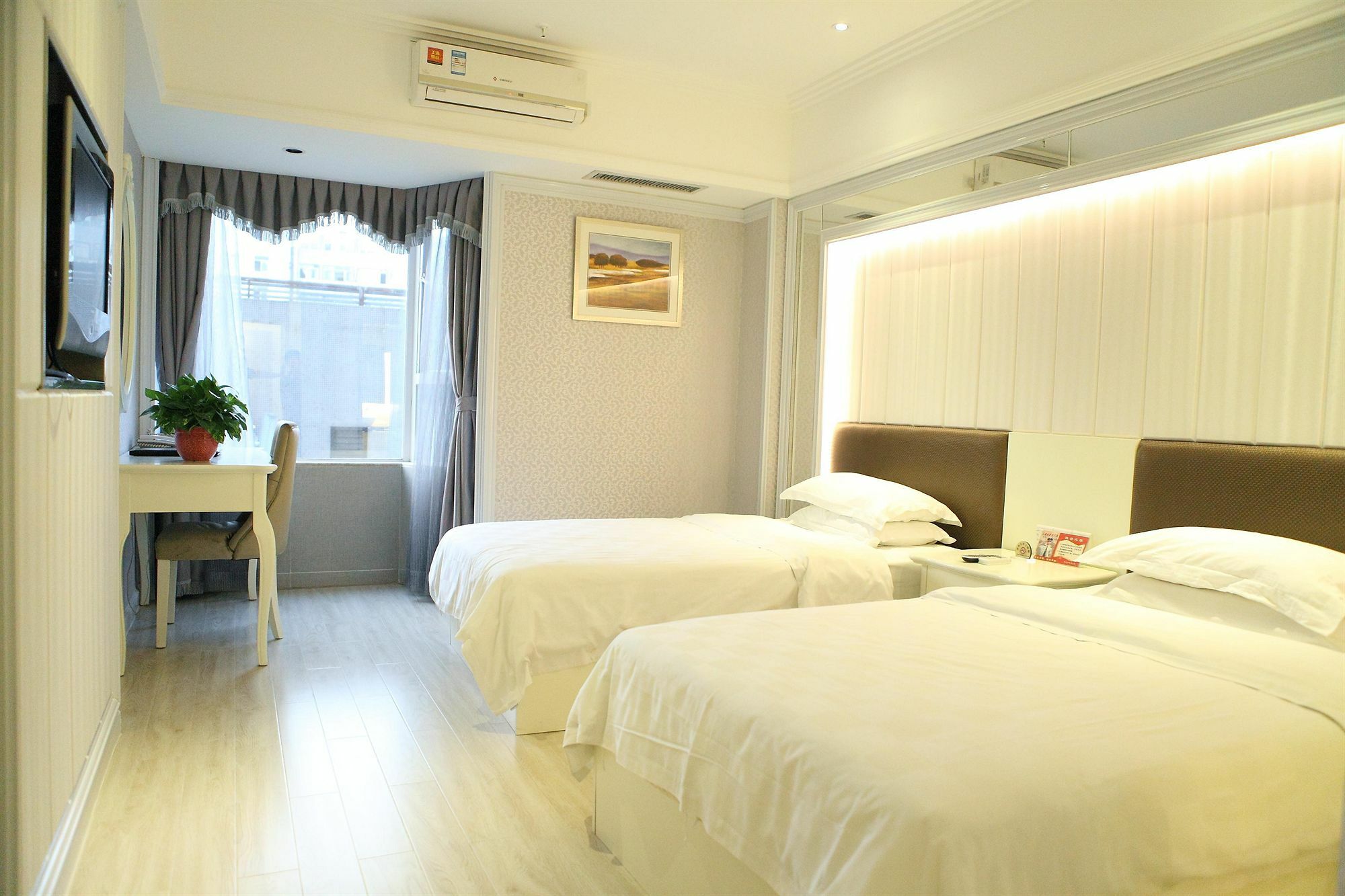Bluesky Hotel Canton Extérieur photo