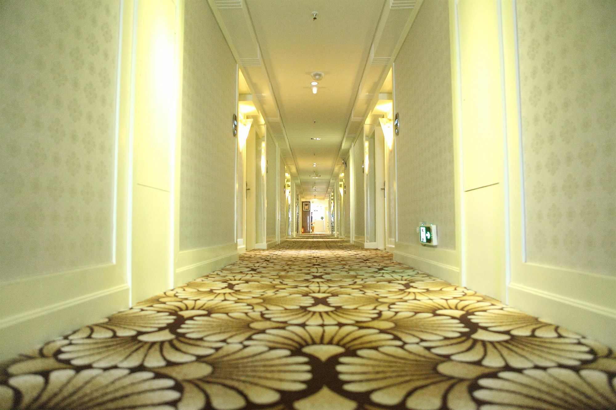 Bluesky Hotel Canton Extérieur photo