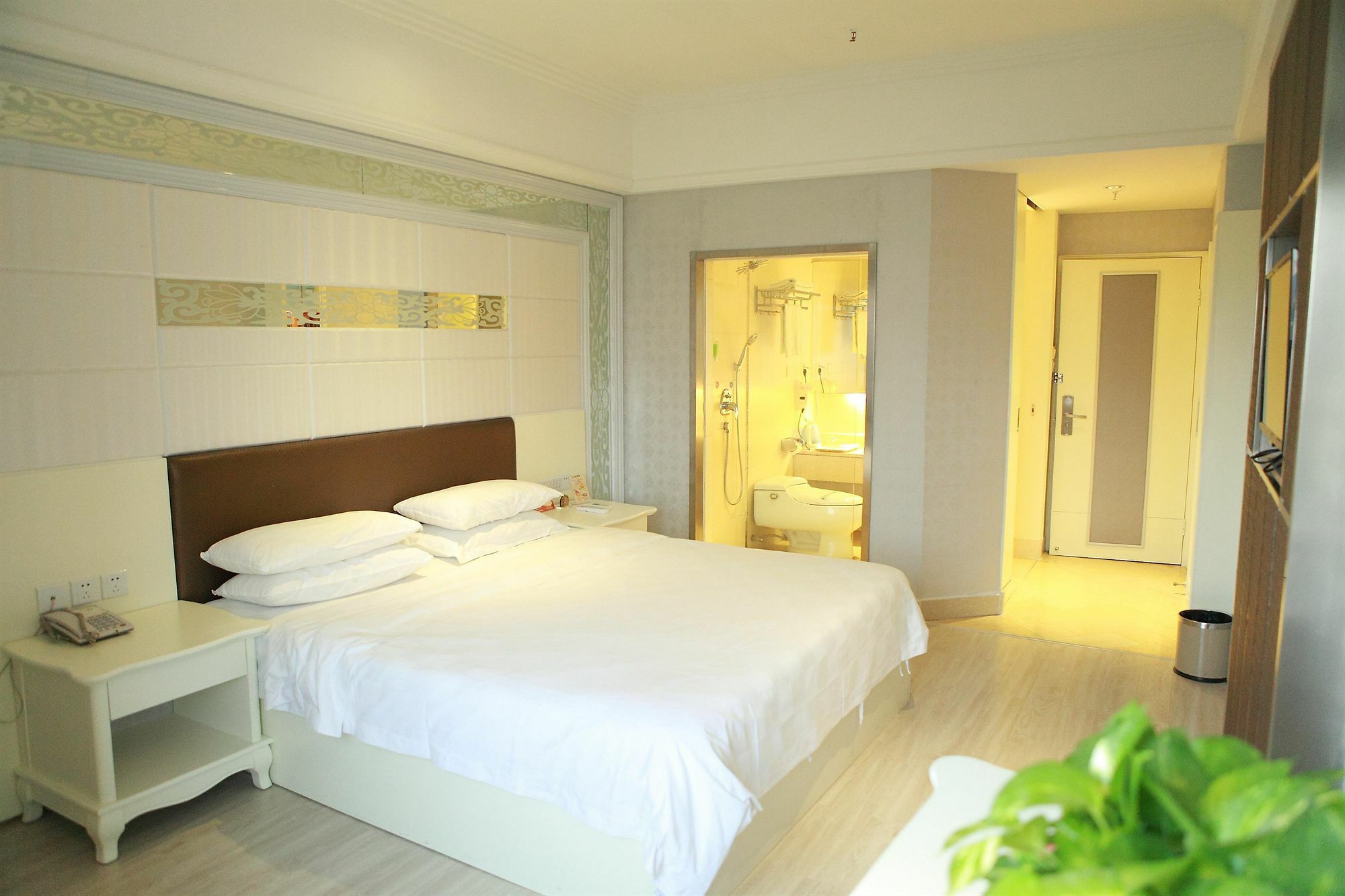 Bluesky Hotel Canton Extérieur photo
